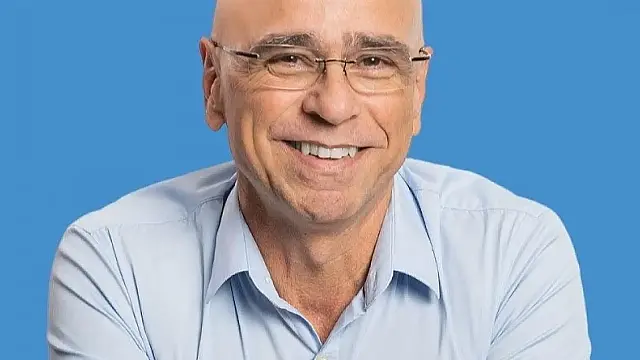 Prefeito de Guarujá, Farid Madi, assina decreto de regularização de lotes no Jardim Progresso.