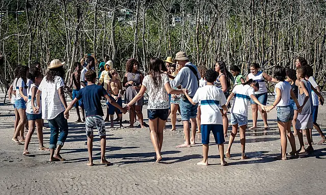 Alunos do projeto Flautistas da Marambaia em atividade prática no Sítio Roberto Burle Marx, no Rio de Janeiro.