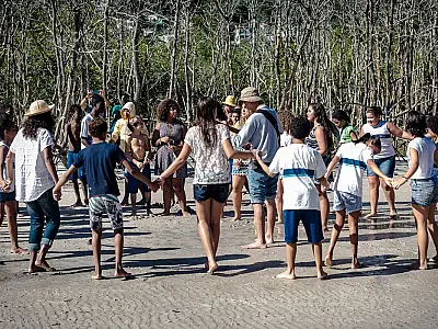 Alunos do projeto Flautistas da Marambaia em atividade prática no Sítio Roberto Burle Marx, no Rio de Janeiro.