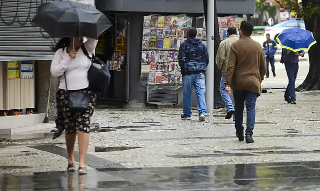Frente fria traz chuva, queda de temperatura e mar agitado durante o fim de semana.