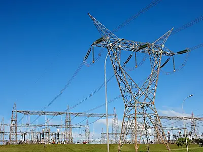 Linhas de transmissão de energia elétrica sob céu carregado: planejamento tenta mitigar efeitos do clima extremo.