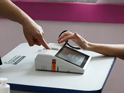 Leitor biométrico da urna eletrônica garante segurança contra fraudes no processo de votação brasileiro.