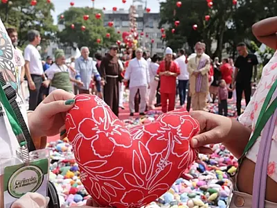 Voluntários se reúnem para confeccionar corações de tecido na Baixada Santista durante a Ação do Coração 2026.