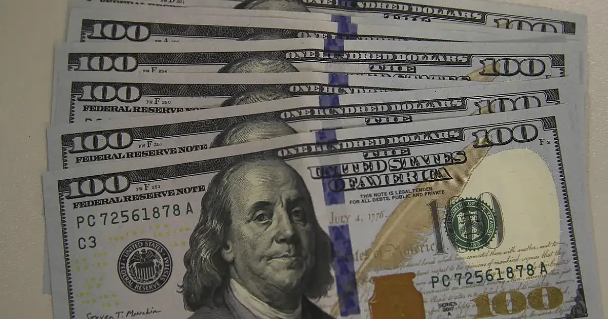 Dólar cai para R$ 5,08 com alta do petróleo, mas queda da Bolsa acende alerta no mercado