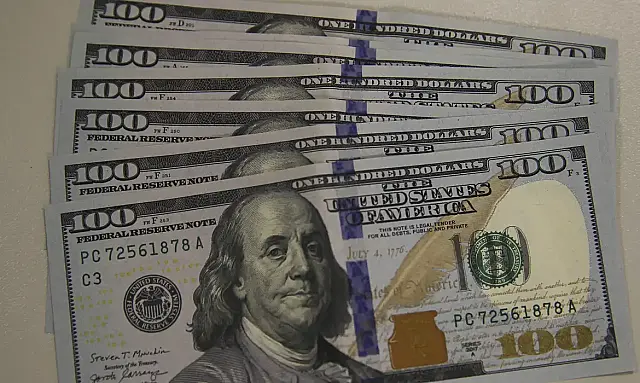 Painel do mercado financeiro mostrando cotações do dólar e índices da bolsa de valores em dia de forte volatilidade.