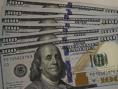 Painel do mercado financeiro mostrando cotações do dólar e índices da bolsa de valores em dia de forte volatilidade.