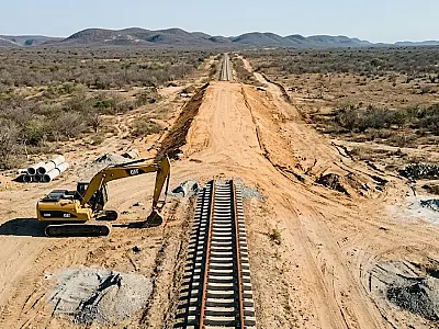 Obras do ramal pernambucano da ferrovia Transnordestina enfrentam entraves financeiros e regulatórios.
