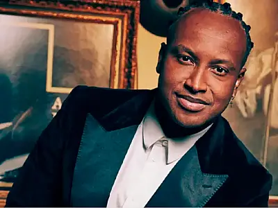 O cantor Thiaguinho apresenta a turnê Bem Black, que celebra a herança cultural negra e traz seus maiores sucessos do pagode.