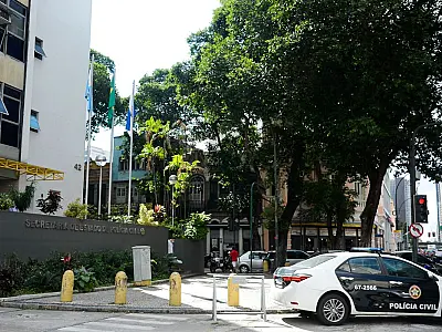 Força-tarefa desarticula esquema altamente lucrativo de furto de gasolina e diesel que fraudava lacres de transportadoras em Duque de Caxias.