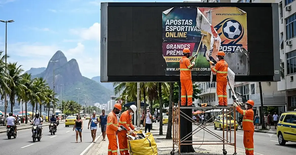 Rio bane propaganda de 'bets' das ruas em ofensiva contra vício e endividamento