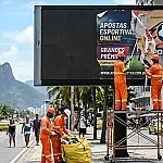 Rio bane propaganda de 'bets' das ruas em ofensiva contra vício e endividamento