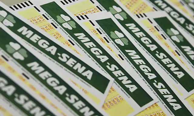 Bilhete da Mega Sena preenchido em uma casa lotérica; próximo prêmio está estimado em R$ 25 milhões.