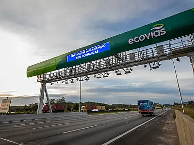 Pórtico de pedágio eletrônico instalado no Sistema Anchieta Imigrantes para cobrança automática sem cancelas.