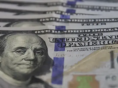 Dólar despenca ao menor valor desde junho impulsionado pelo petróleo; Ibovespa dispara
