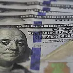 Dólar despenca ao menor valor desde junho impulsionado pelo petróleo; Ibovespa dispara