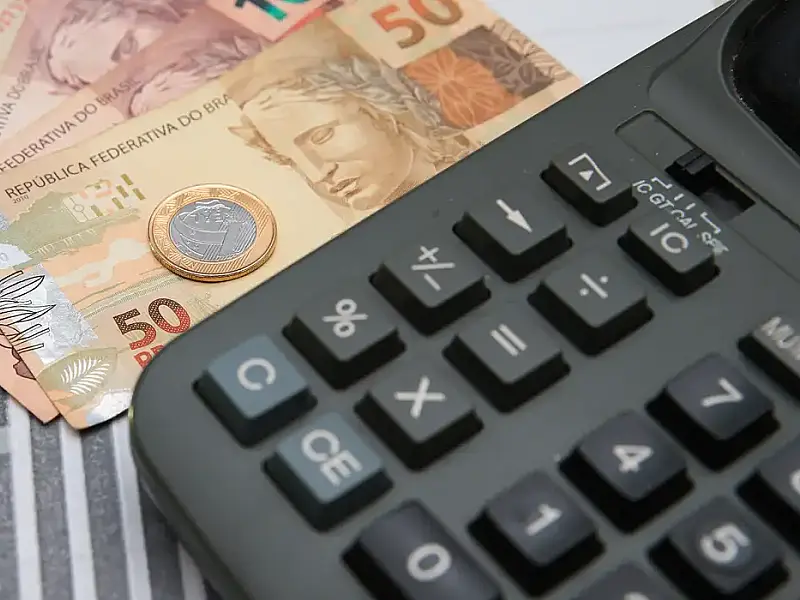 Corte na projeção da inflação para 2026 sinaliza alívio, mas Selic alta segura consumo