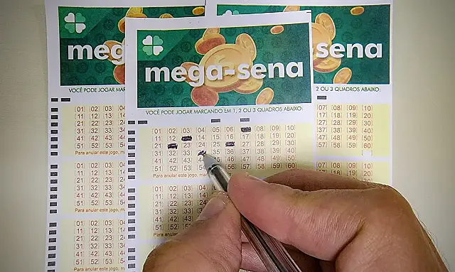 Bilhete da Mega Sena sendo preenchido para o sorteio acumulado de R$ 62 milhões.