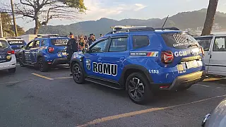 Agentes da GCM de São Vicente realizam patrulhamento preventivo na faixa de areia para inibir ações criminosas na orla.