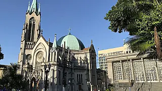 Atletas correm pelas ruas históricas de Santos na tradicional Corrida da Padroeira.