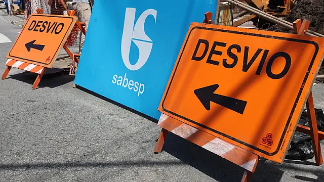 Obras da Sabesp em andamento para expansão e modernização da infraestrutura de saneamento na Baixada Santista.