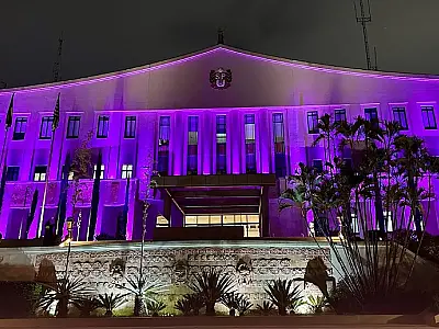 Fachada do Palácio dos Bandeirantes iluminada em tom lilás em apoio à campanha nacional de combate à violência doméstica.