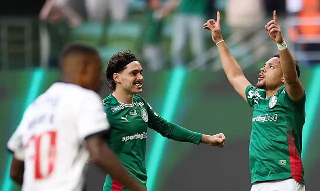 Palmeiras celebra gol de Flaco López em goleada por 4 a 1 contra o Vasco no Nubank Parque.