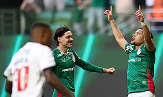 Palmeiras goleia Vasco por 4 a 1 e amplia vantagem na liderança do Brasileirão