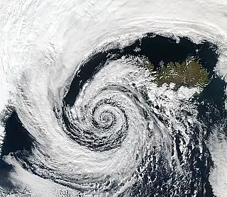 Nuvens carregadas avançam sobre o litoral brasileiro indicando a aproximação de ciclone extratropical de forte intensidade.