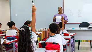 Alunos da rede municipal de Bertioga em atividade escolar; cidade obteve melhor desempenho histórico no índice federal.