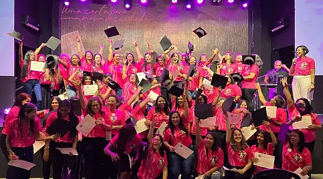 Participantes de edição anterior do projeto Mulher Decidida Digital aprendem técnicas de marketing em oficina prática.