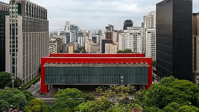 O icônico edifício do MASP, projetado por Lina Bo Bardi na Avenida Paulista, terá acesso gratuito durante a Jornada do Patrimônio 2026.