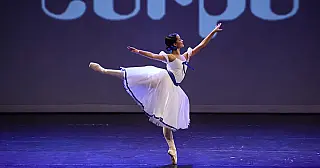 Bailarinas do Ballet Municipal de Bertioga durante apresentação que garantiu a certificação inédita.