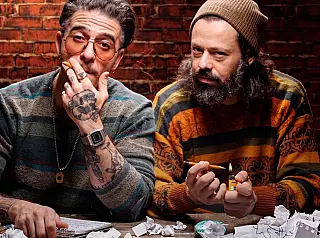 O humor inteligente pede passagem: Nando Viana e Patrick Maia inovam com show cultural