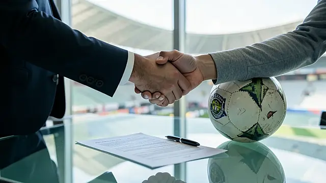 Vasco se aproxima de acerto com Bruno Duarte, atacante do Estrela Vermelha