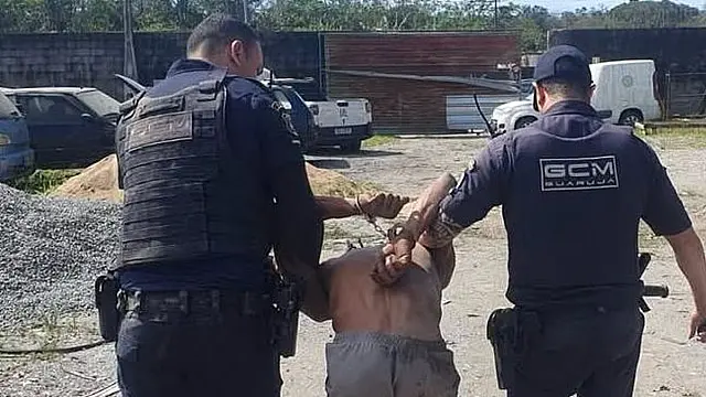 GCM de Guarujá detém homem após invasão e luta corporal em pátio de veículos