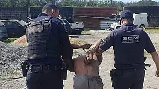 GCM de Guarujá detém homem após invasão e luta corporal em pátio de veículos