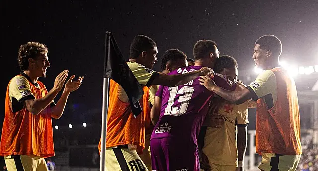 Jogadores do Vasco comemoram gol marcado contra o Cruzeiro em partida decisiva realizada em São Januário pelo Brasileirão.