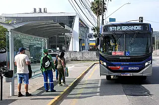 Praia Grande reforma abrigos de ônibus para dar mais segurança e conforto ao passageiro