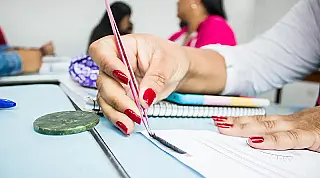 Alunos em aula prática de qualificação profissional promovida pelo Fundo Social de São Vicente.