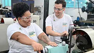 Trabalhador técnico em instalação de refino de petróleo; programa da Petrobras qualifica mão de obra gratuita para o setor de energia.
