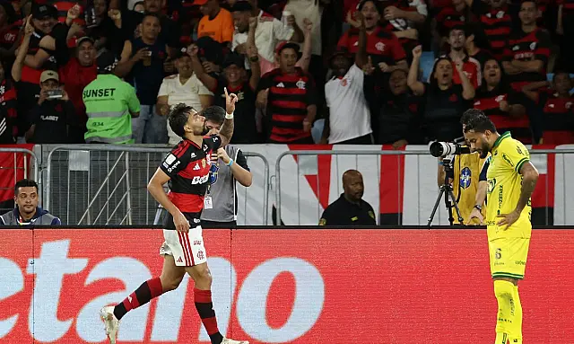 Flamengo vence Mirassol por 2 a 0 e cola no Palmeiras na liderança