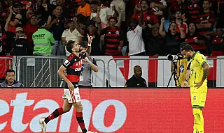 Flamengo vence Mirassol por 2 a 0 e cola no Palmeiras na liderança