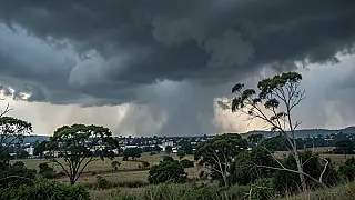 Frente fria amplia instabilidade e mantém alerta de tempestades na Região Sul