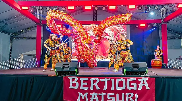 Apresentação cultural atrai público diversificado na Tenda de Eventos de Bertioga durante o Festival Matsuri.