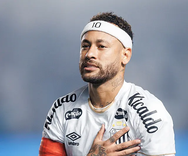 Neymar sofre lesão muscular na coxa e vira desfalque dramático no Santos