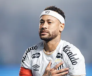 Neymar sofre lesão muscular na coxa e vira desfalque dramático no Santos