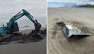 Carro soterrado na Praia da Gaivota é retirado após ficar preso na areia e ser coberto pela maré