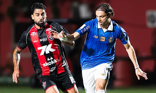 Jogadores do Vitória comemoram gol decisivo que garantiu os três pontos no Barradão.