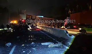Carreta tomba na Cônego Rangoni após colisão e trava tráfego rumo ao Porto de Santos