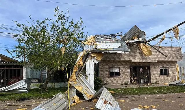 Granizo e vendavais danificam milhares de casas no Sul e deixam quatro feridos